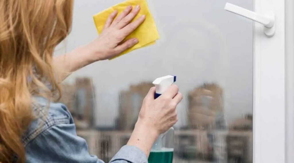Pulizia rapida dei davanzali: il metodo infallibile per farli brillare come nuovi in pochi minuti!
